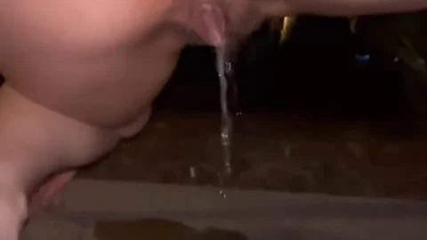 Kaitlyn Katsaros | Pee break